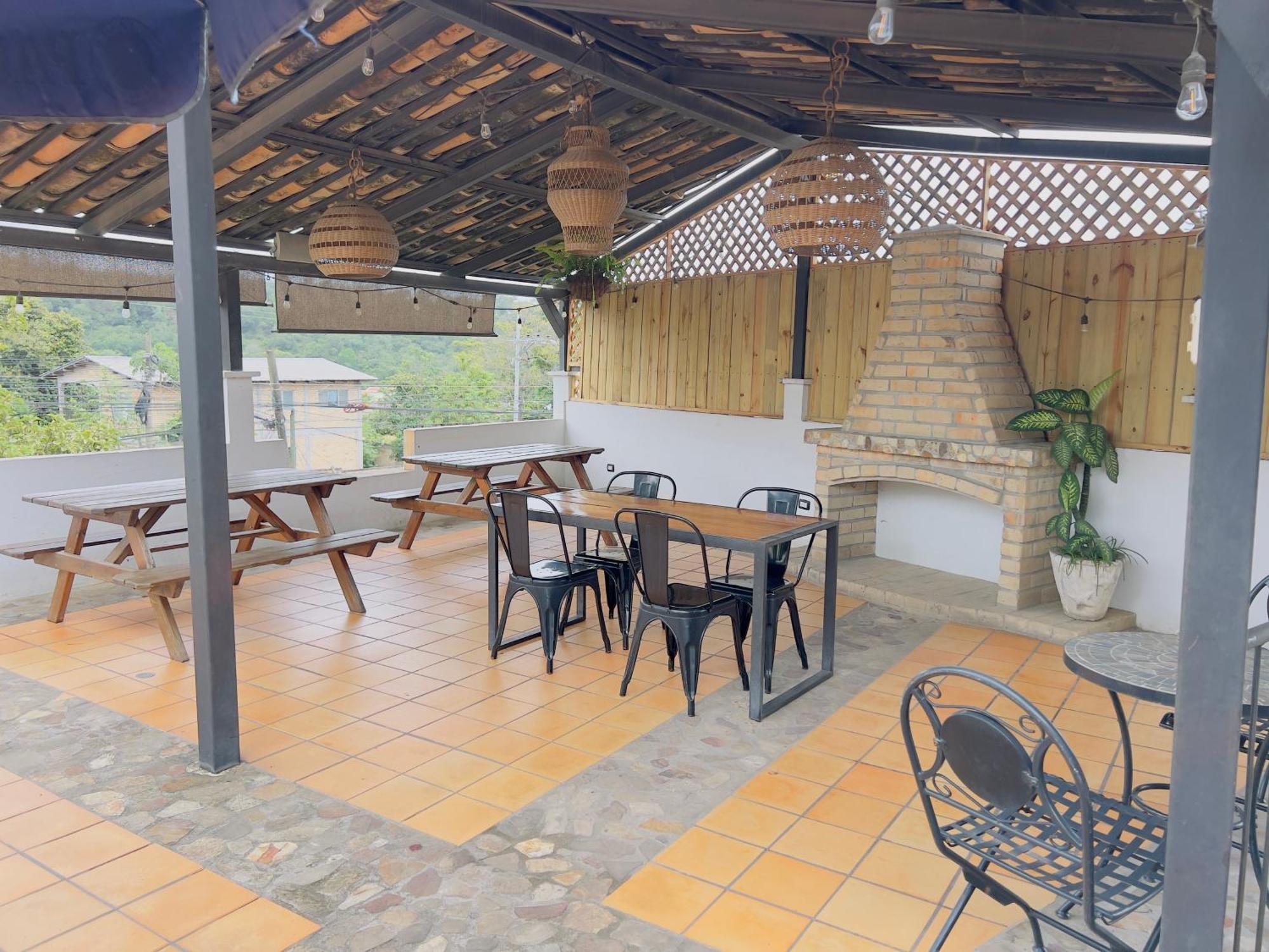 Jardin Cafe Hotel & Restaurant 格拉西亚斯 外观 照片