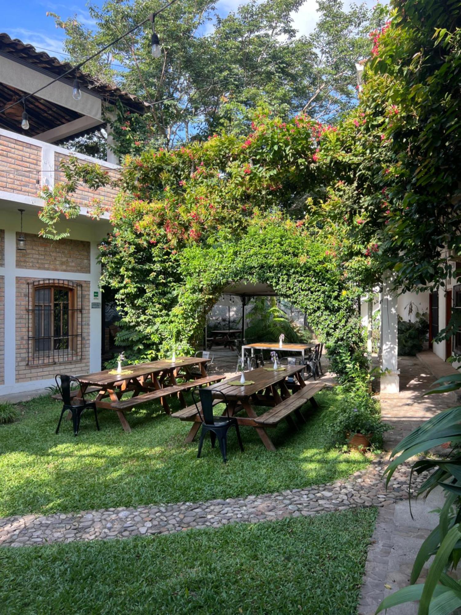 Jardin Cafe Hotel & Restaurant 格拉西亚斯 外观 照片