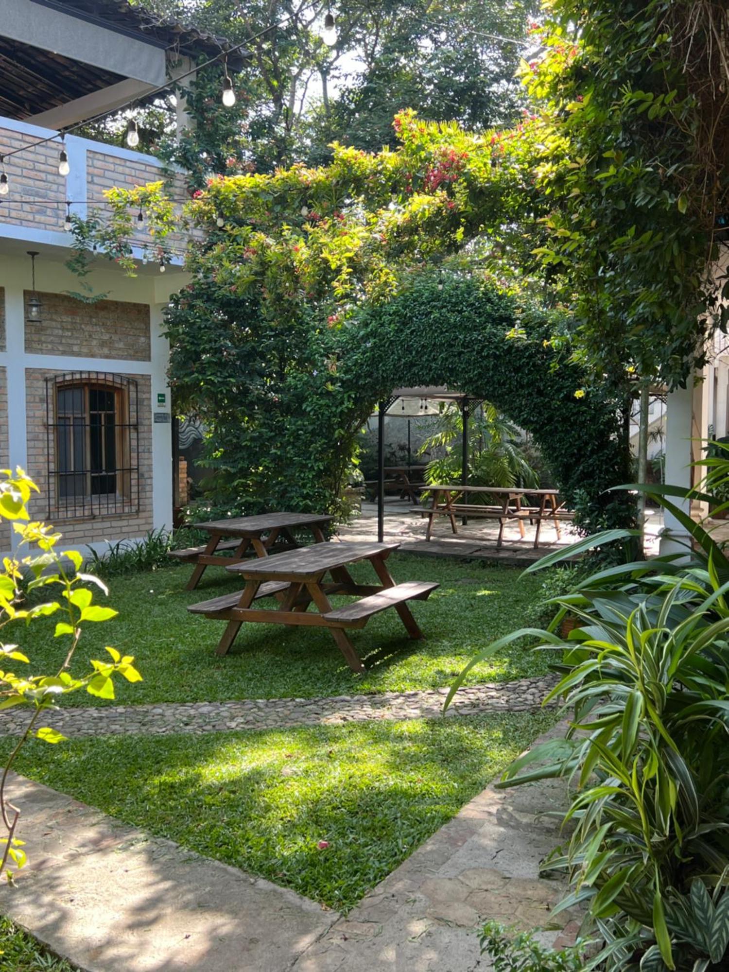 Jardin Cafe Hotel & Restaurant 格拉西亚斯 外观 照片
